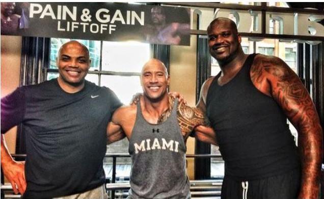 26. Od lewej Charles Barkley, Dwayne Johnson i Shaquille O'Neal. Dla porównania Johnson mierzy 195cm i waży 120kg.