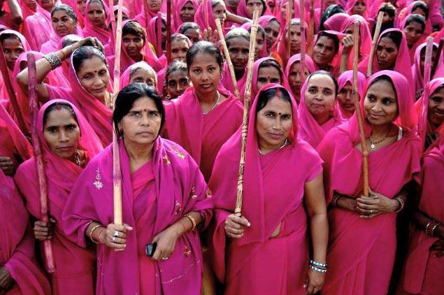 2. Gang Galubi jest gangiem kobiet z Indii, który odnajduje znęcających się mężów i bije ich miotłami.