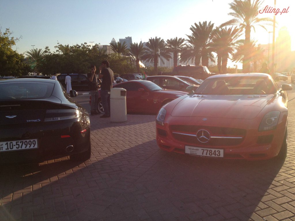 26 zdjęć przedstawiających samochody studentów na uczelnianym parkingu w Dubaju.