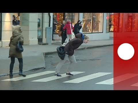 Ludzie próbują iść pod wiatr – Norwegia.