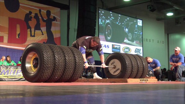 Człowiek, który podnosi ciężar o wadze 534 kilogramów.