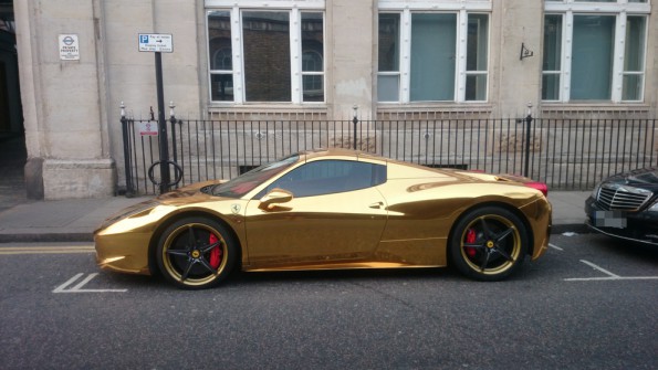To tylko złote Ferrari za 200 000 funtów.