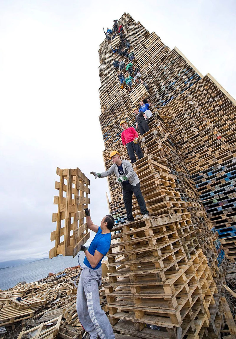 Drewniane palety ułożone na wysokość 40 metrów – czyli największe ognisko na świecie.