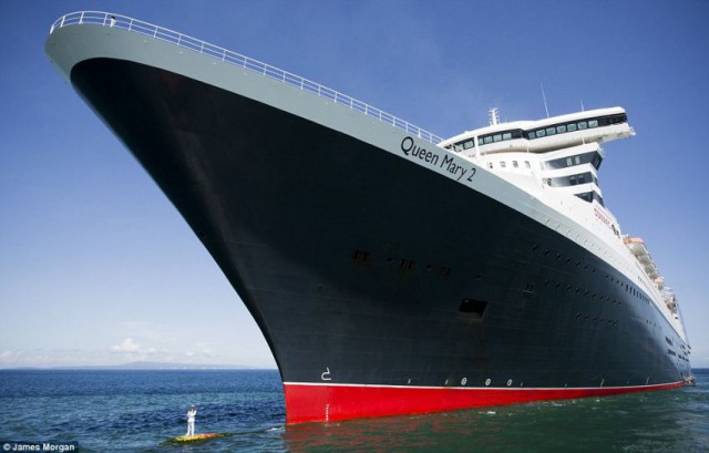 Queen Mary 2 – jeden największych statków wycieczkowych na świecie z kapitanem na nosie.