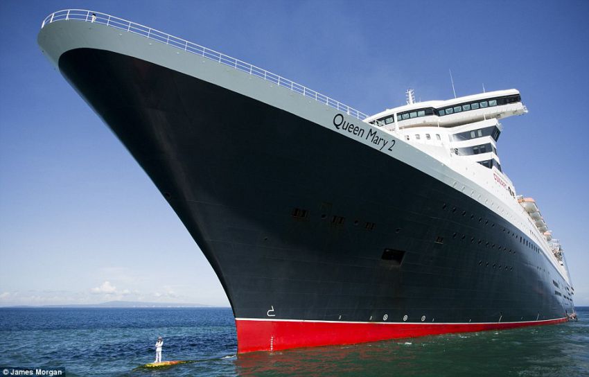 Queen Mary 2 – jeden największych statków wycieczkowych na świecie z kapitanem na nosie.