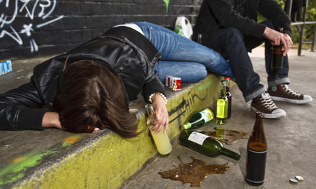 Teenagers-drinking-alcoho-006