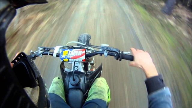 Właśnie dlatego nie powinieneś puszczać kierownicy podczas jazdy enduro po lesie.