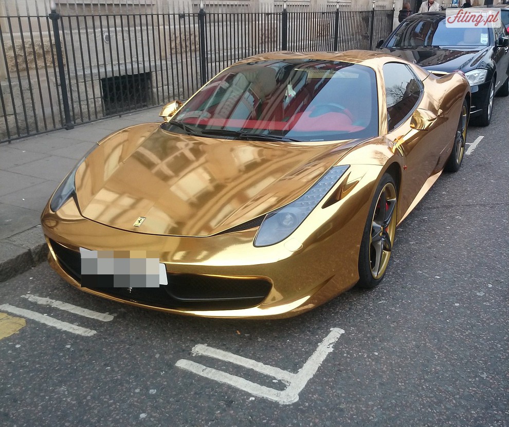 To tylko złote Ferrari za 200 000 funtów.
