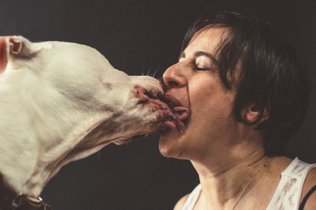 Pocałowałbyś swojego psa z języczkiem?