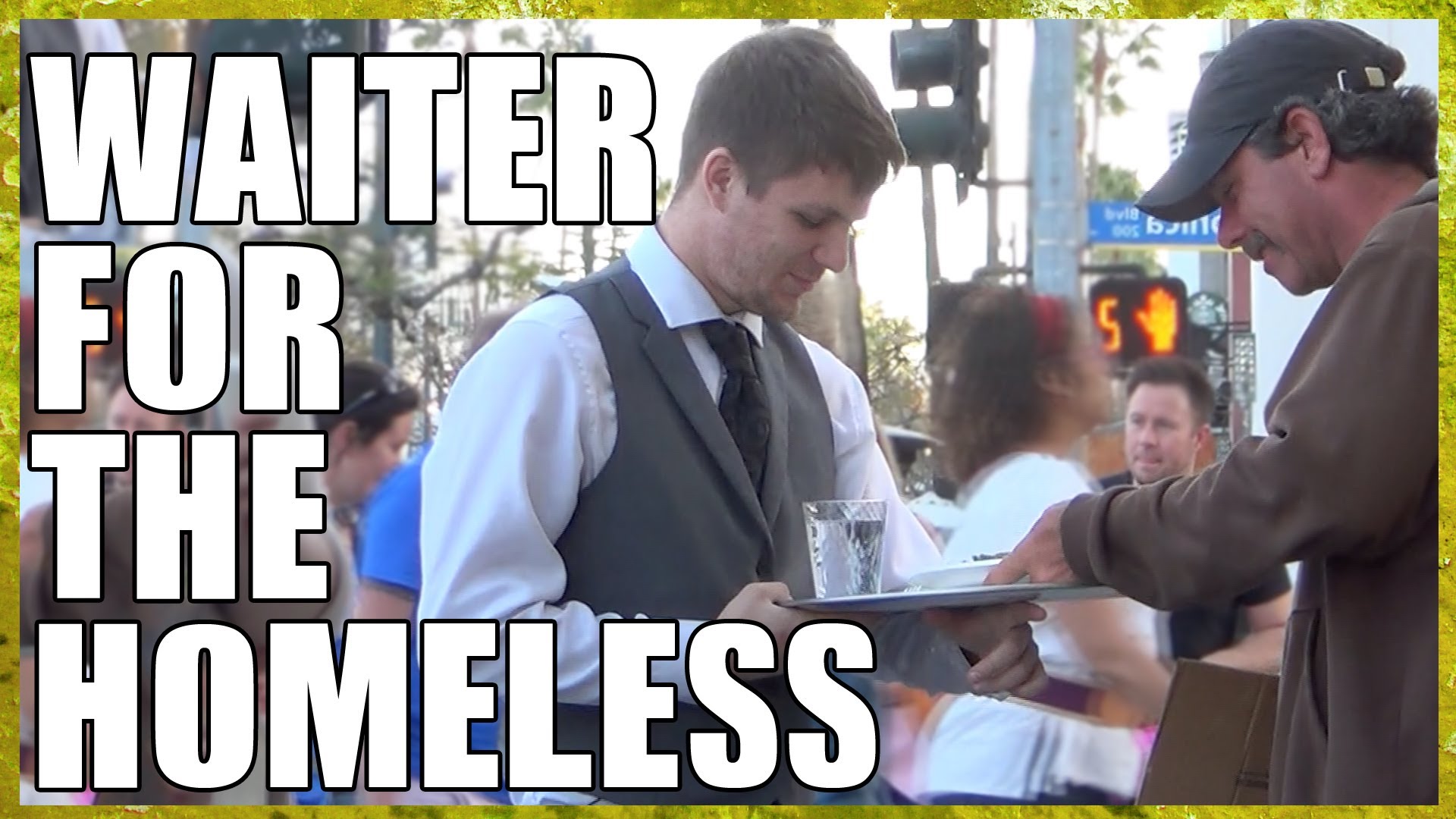 Kelner przynosi darmowe posiłki bezdomnym.