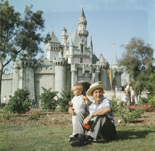18 cudownych i niespotykanych kolorowych zdjęć Disneylandu z 1955 roku.