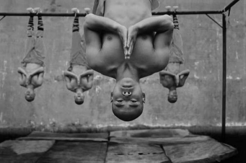 17 zdjęć przedstawiających zdyscyplinowane życie mnichów Shaolin.