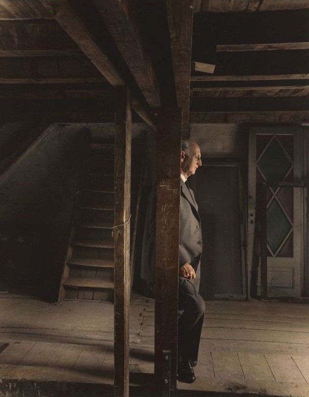 1. Otto Frank, ojciec Anny Frank ostatni żyjący członek rodziny, odwiedza strych na którym jego rodzina spędziła wojnę.
