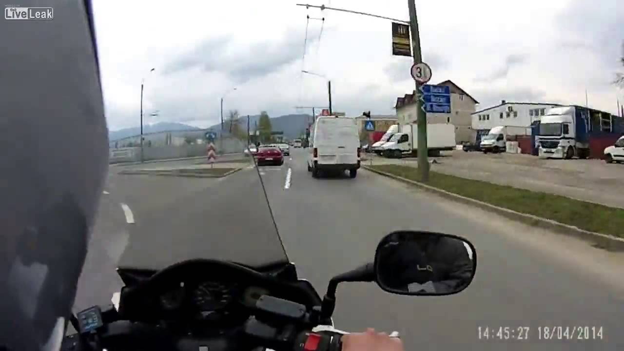 Motocyklista próbuje podrzucić pasażera na spóźniony autobus.
