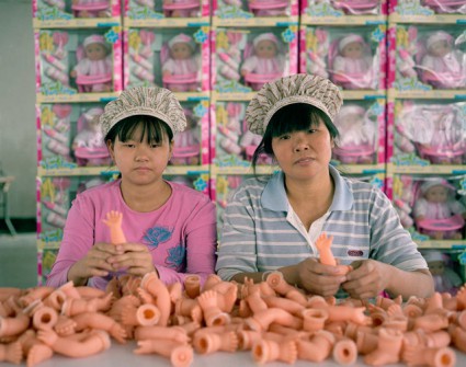 30 zdjęć przedstawiających Chińską fabrykę zabawek i jej pracowników.