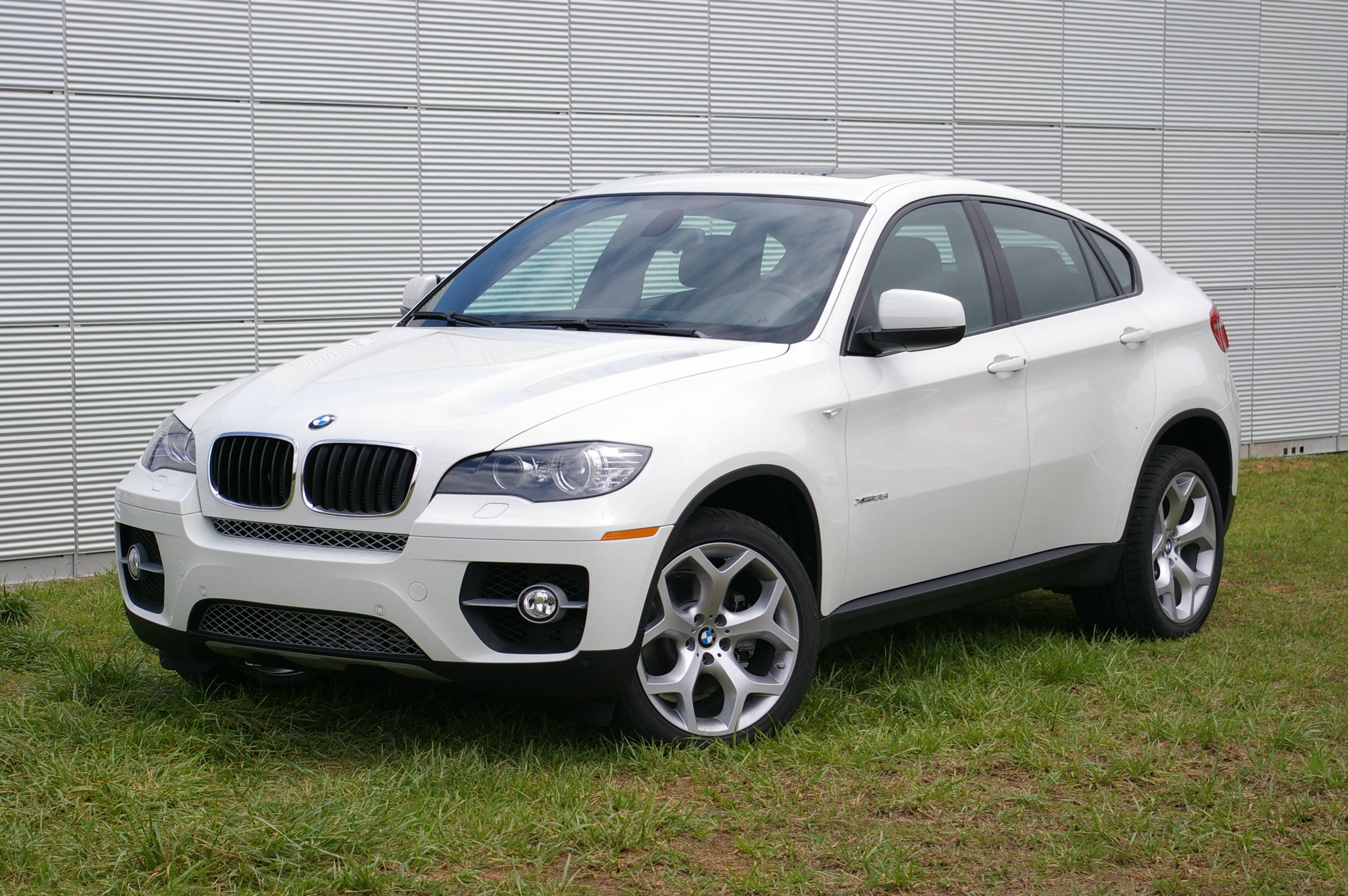 Pytanie dnia: jak przemycić kradzione we Włoszech BMW X6 do Rumuni?