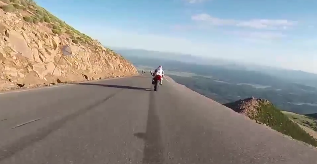 Są takie miejsca na ziemi gdzie motocykle lecą z nieba.
