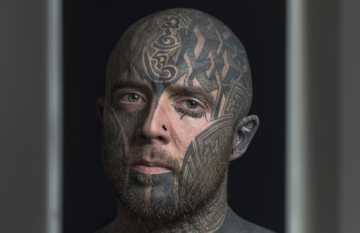 Fotograf, który próbuje ukazać to co kryje się pod twarzą pokrytą tatuażami.