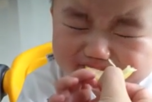 Koniecznie musisz zobaczyć to słodkie dziecko, które pierwszy raz smakuje cytryny.
