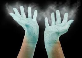 20 problemów, które zrozumieją tylko osoby z wiecznie zimnymi dłońmi.