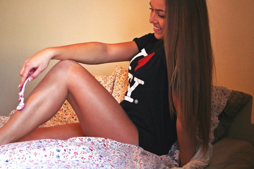 16 problemów przy goleniu nóg, które każda dziewczyna zna aż za dobrze.