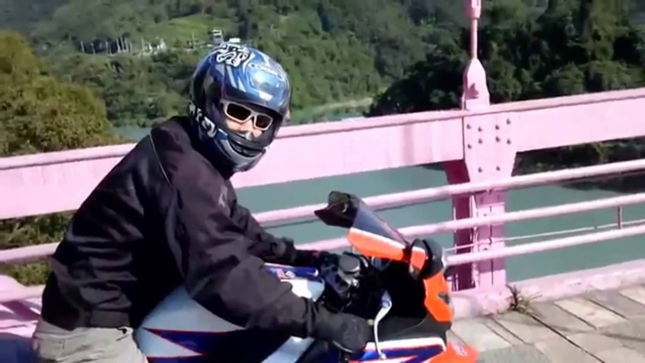 2 motocyklistów postanowiło urządzić sobie wyścig na moście…