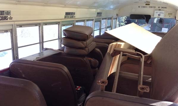 Szóstka australijskich przyjaciół kupiła szkolnego busa. To w co go przemienili jest niesamowite.