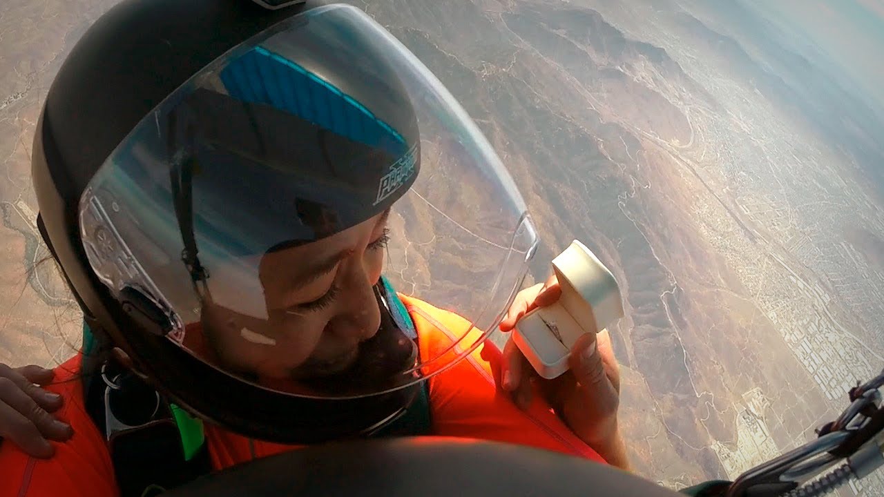 Dlaczego nigdy nie powinieneś oświadczać się podczas skoku na spadochronie? Łatwo się domyślić dlaczego.