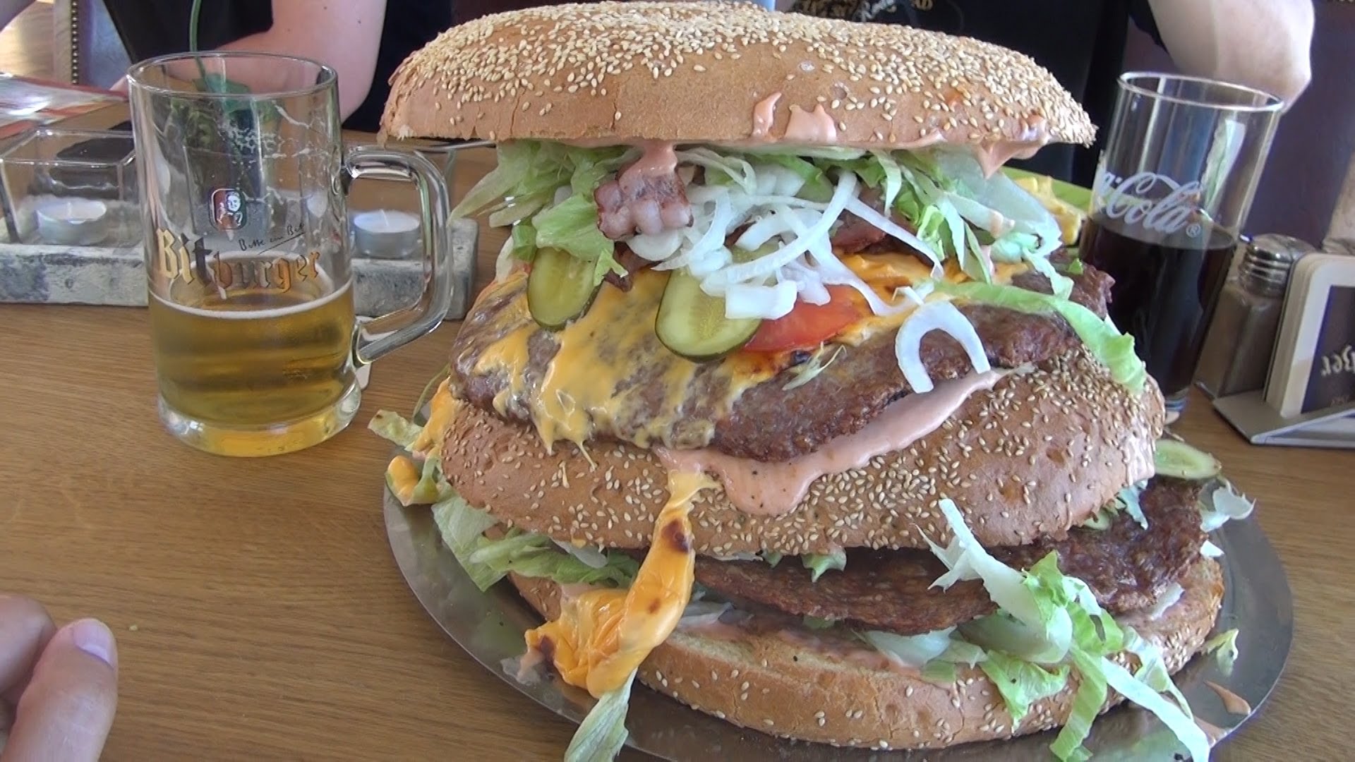 Zgłodniałeś? Polecamy udać się do Redo XXL w Berlinie i zasmakować Mega Burgera XXXL i Giant Burgera XXXXL. Nie do przejedzenia.