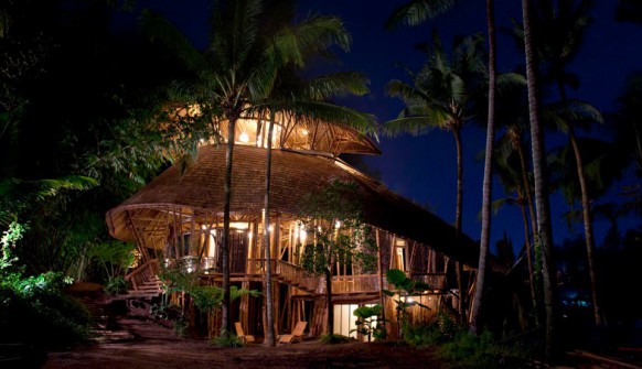 W samym środku dżungli na Bali powstało osiedle nowoczesnych domów… z bambusa.