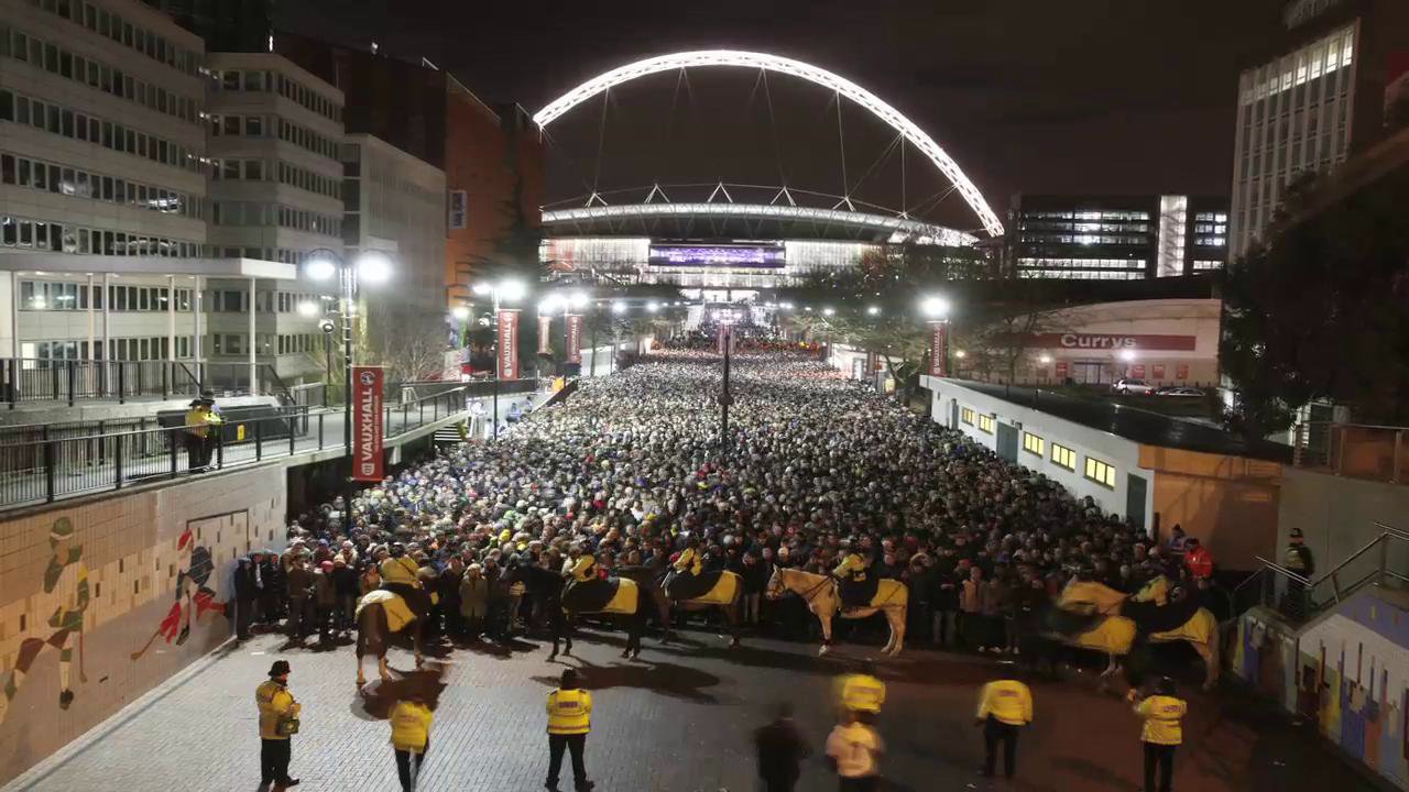 Tak wygląda 70 tys. fanów, którzy opuszczają stadion na Wembley. Robi wrażenie.