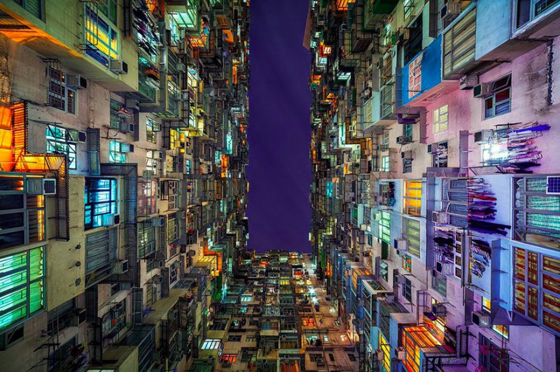 Przytłaczająca symetria wieżowców, czyli co się stanie kiedy spojrzysz w górę w Hongkongu.
