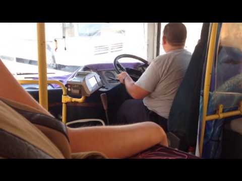 Kierowca autobusu na Malcie i jego kierownica. No nie wiem czy chciałbym to widzieć jako pasażer.