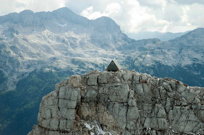 W tej górskiej chatce możesz się przespać zupełnie za darmo – o ile będzie Ci się chciało wspinać 2500 metrów, aby do niej dojść.