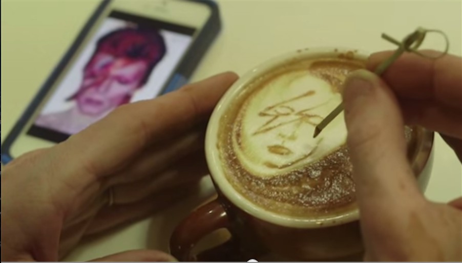 Ten kreatywny barista serwuje kawę w najbardziej niesamowity sposób jaki kiedykolwiek widziałeś.