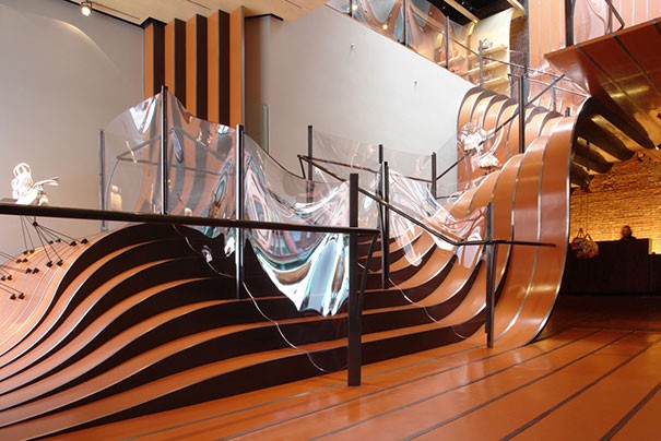 22 przykłady niesamowitych schodów, które sprawiają, że wspinanie się na drugie piętro jest o wiele przyjemniejsze.