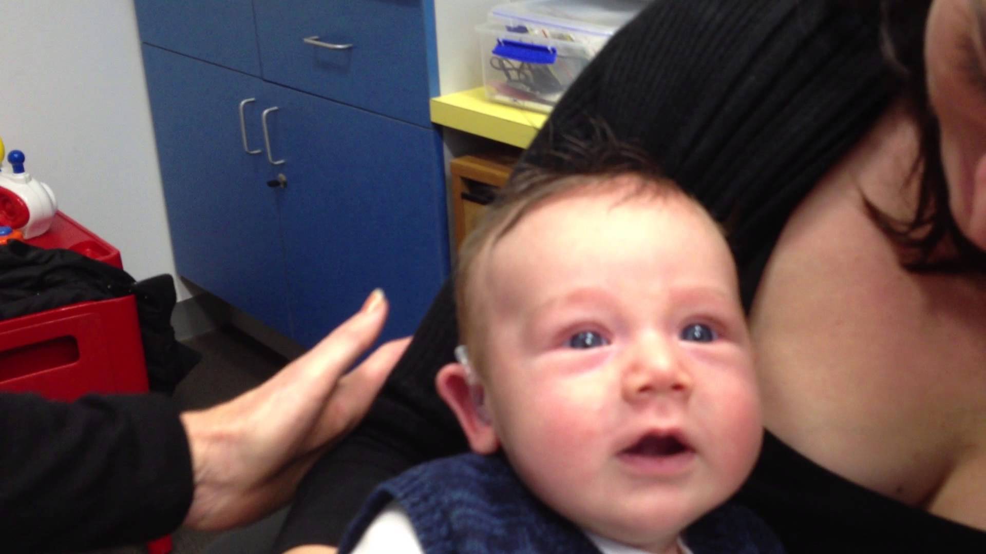 Siedmiotygodniowe niemowlę słyszy po raz pierwszy w swoim życiu.