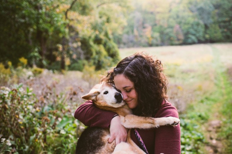 Dziewczyna żegna się ze swoim 16-letnim umierającym psem wzruszającą serią zdjęć.