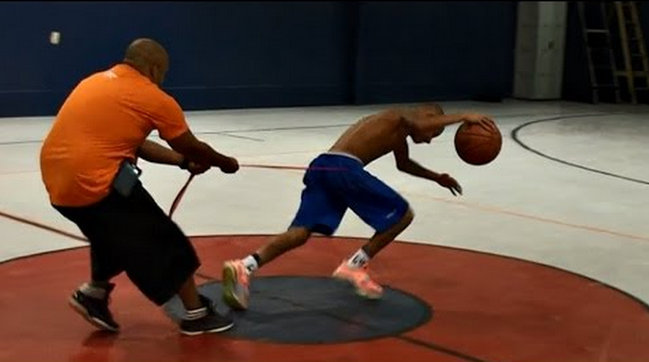 Trening 12-latka, który marzy o karierze w NBA.