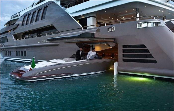 W tym jachcie wbudowany jest… garaż na łódki.