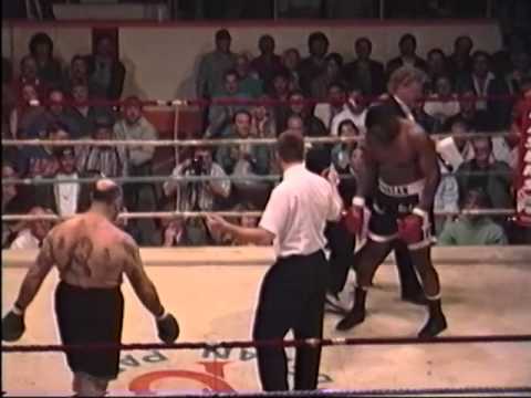 Mistrz podziemnych walk (biały) wyzwał na pojedynek zawodowego boksera (czarny).