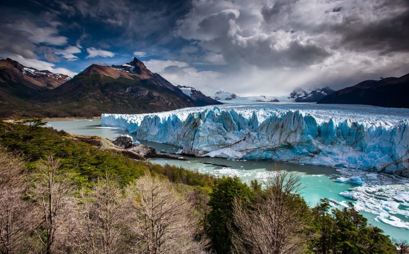 Polski fotograf uchwycił na zdjęciach ciągle rosnący lodowiec w Argentynie.