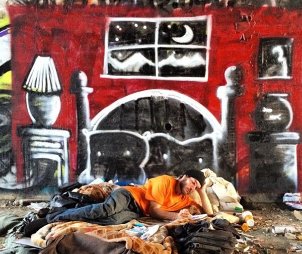 Uliczny artysta domalowuje bezdomnym wyimaginowane domy.