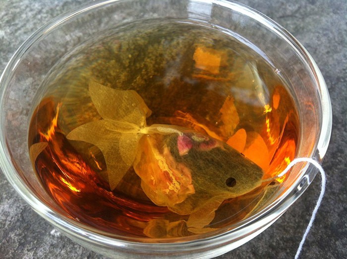 Torebka na herbatę w kształcie złotej rybki przemieni Twoją szklankę w akwarium.