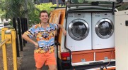 Dwóch przyjaciół przemieniło vana w mobilną pralnię dla bezdomnych.
