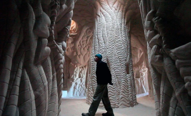 Ten artysta spędził 10 lat rzeźbiąc jaskinię – sam ze swoim psem.