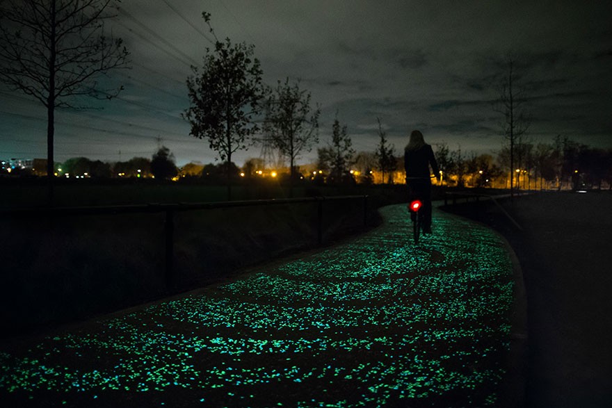 Świecąca dzięki energii słonecznej ścieżka rowerowa zainspirowana „Gwieździstą nocą” Van Gogha.