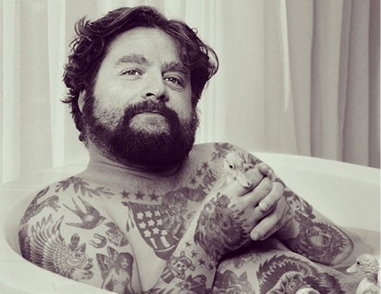 Artysta tatuuje znanych ludzi z Photoshopie.
