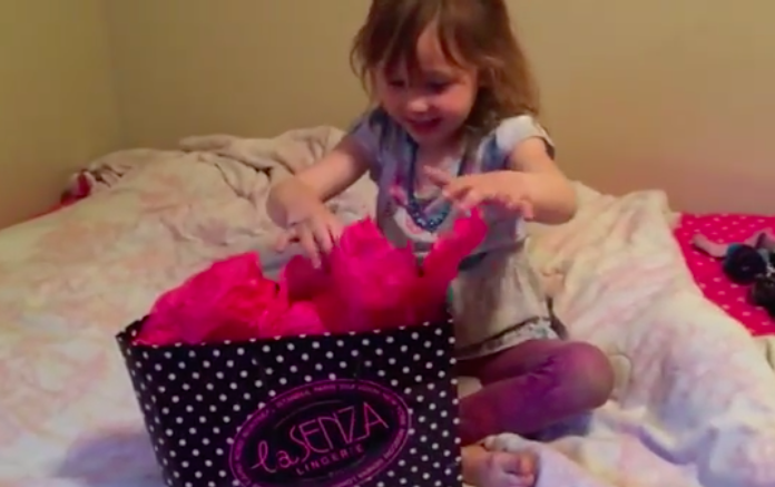 Rodzice powiedzieli swojej córeczce, aby otworzyła urodzinowy prezent. Tego się nie spodziewała!