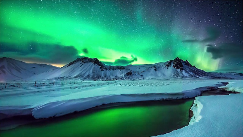 Zjawiskowa zorza polarna nad Grenlandią i Islandią.